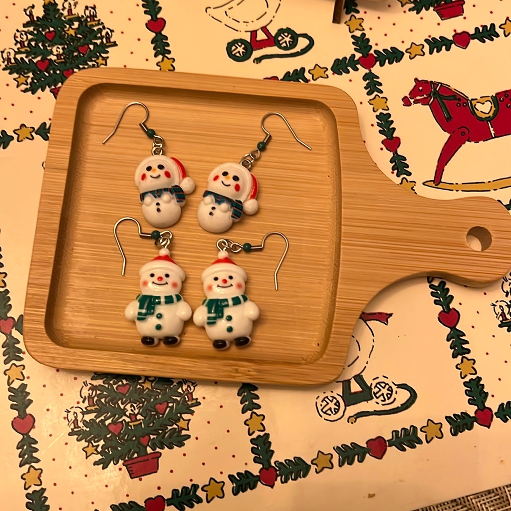 An Adorable Pair Of Snowmen Dangle Resin Earrings